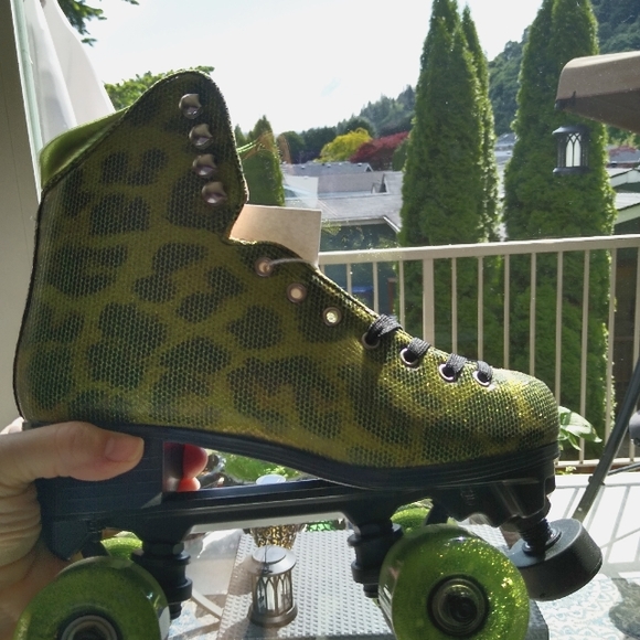 Rollstar Roller Skates Sequin Ankle Boot in Sassy Green Leopard, size 7. - Picture 3 of 9